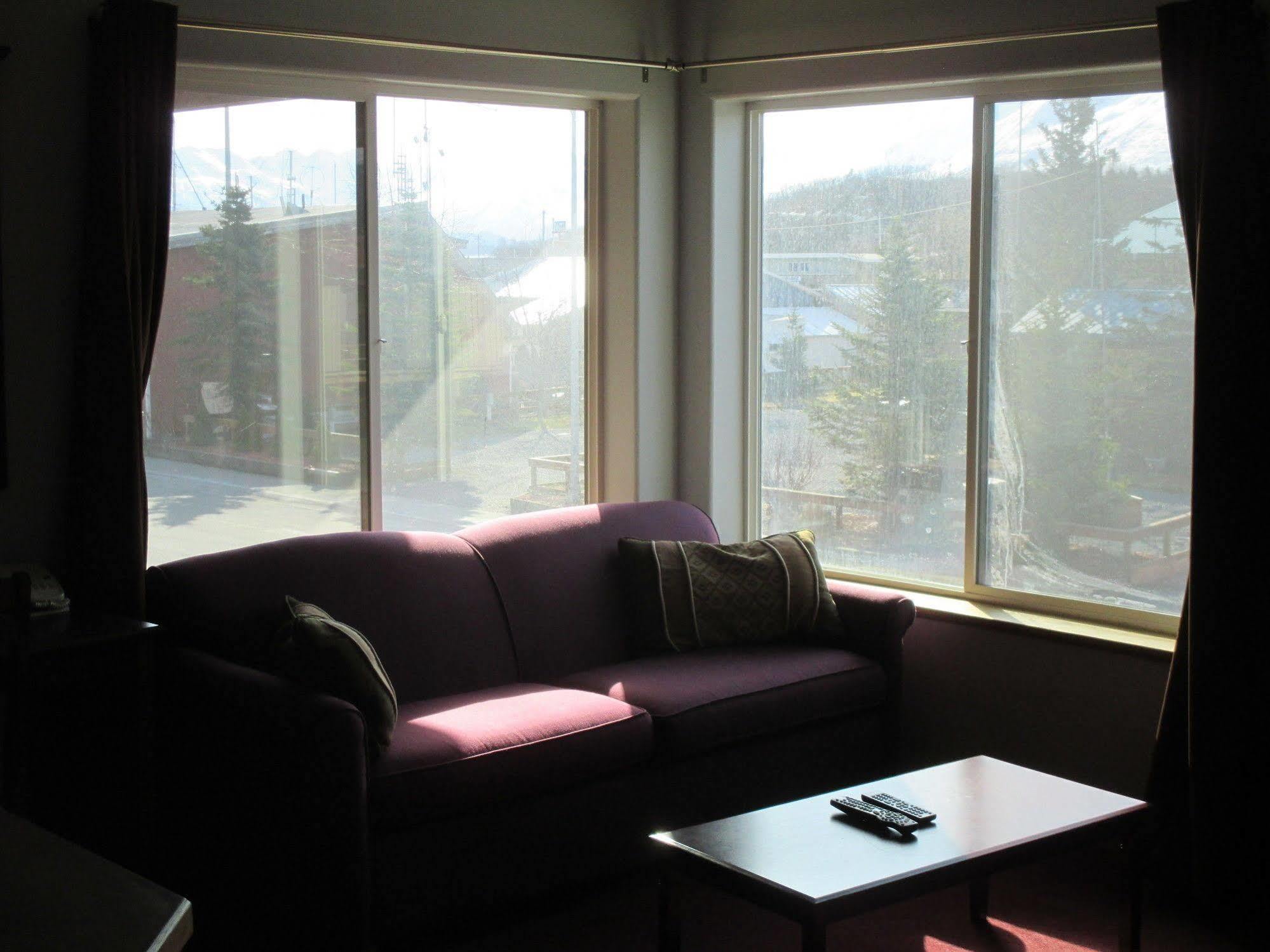 Totem Hotel And Suites Valdez Bagian luar foto